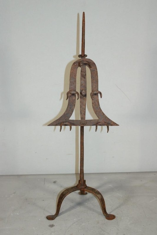 A GREAT 18TH C WROUGHT IRON ADJUSTABLE BIRD OR MEAT ROASTER IN OLD SURFACE