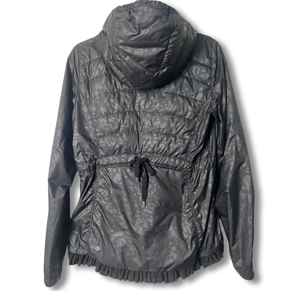 Lululemon Spring Fling Puffy Windbreaker Black Animal Swirl Embossed Sz 8 View 2
