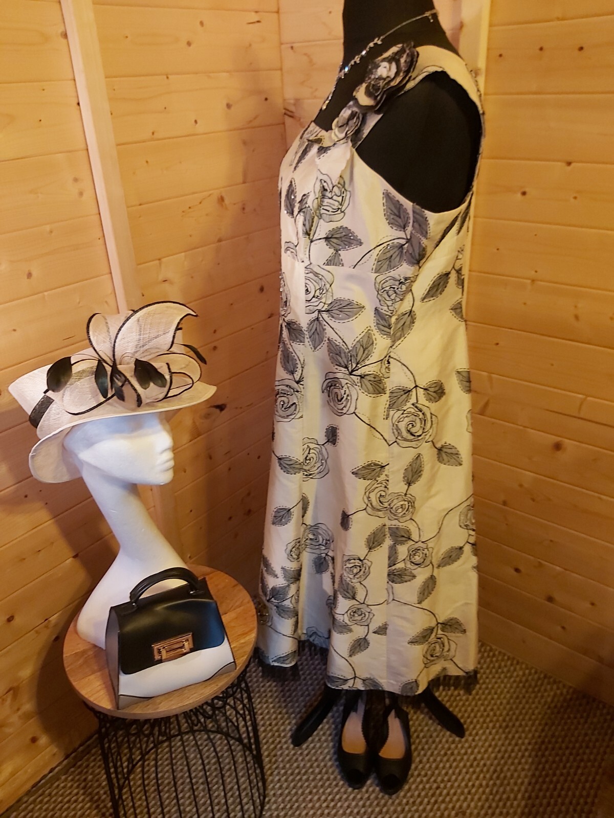 Ladies Vintage Plus Size Lace Tea Dress....Size 20....Lovely Condition