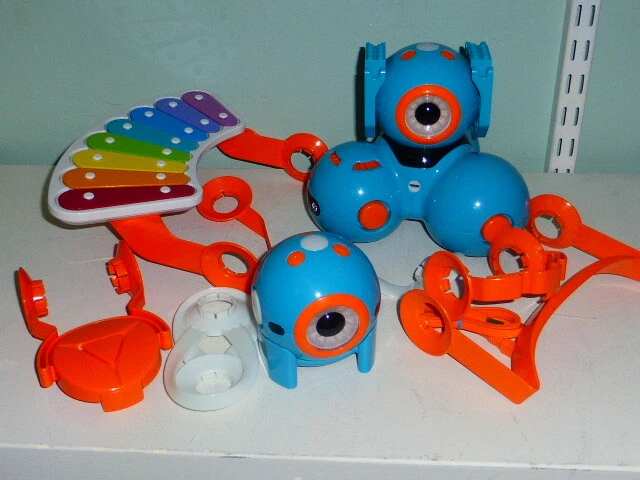 Wonder Worshop Dot & Dash Robot with Accessories, Hobbies & Toys, Toys &  Games on Carousell