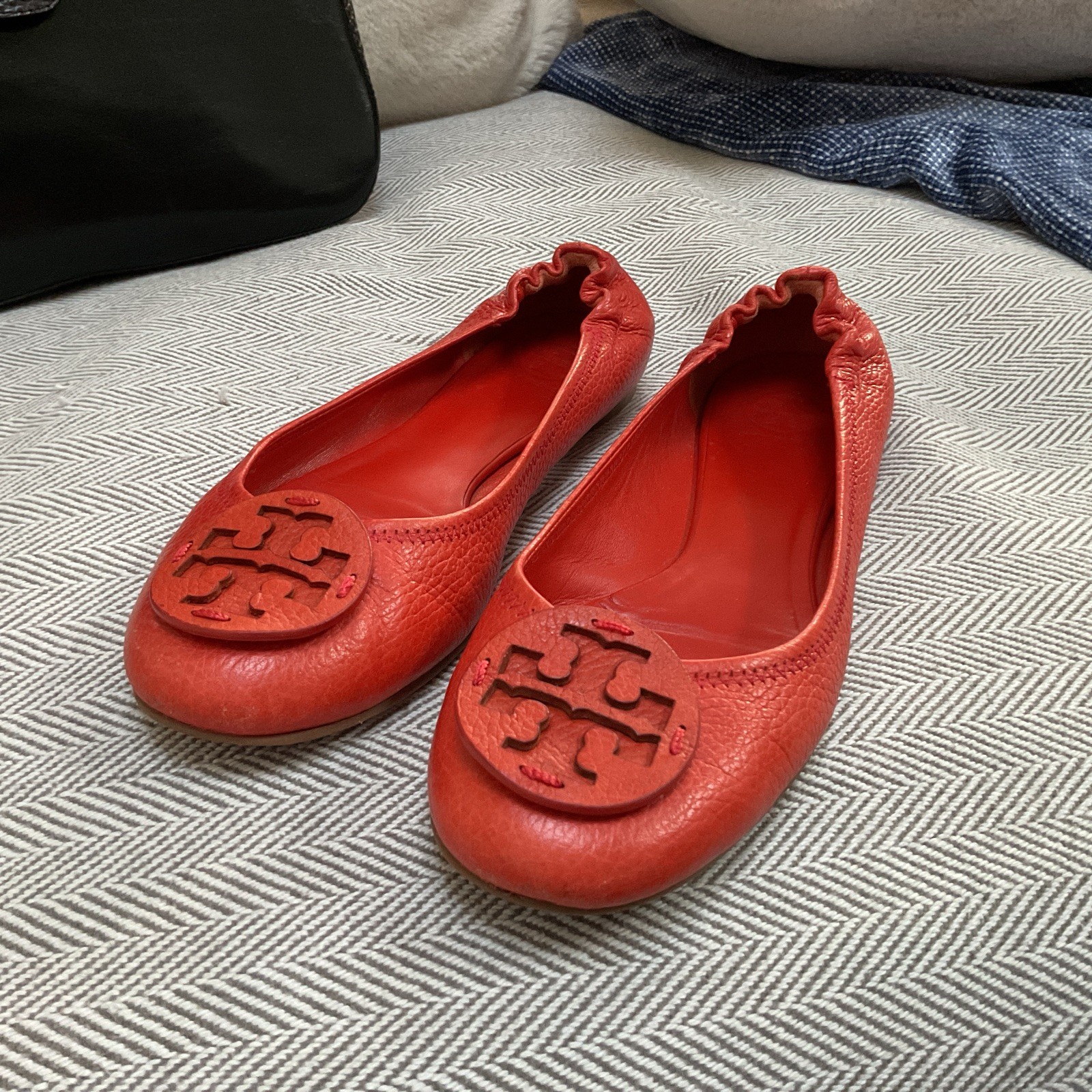 Tory Burch Reva Ballet Flat Shoes Orange Red Pebbled Leather Medallion Logo 9.5 thumbnail 3