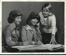 1975 Press Photo Planning ORT Day at the home of Mrs. Maury Herman. - nob41194