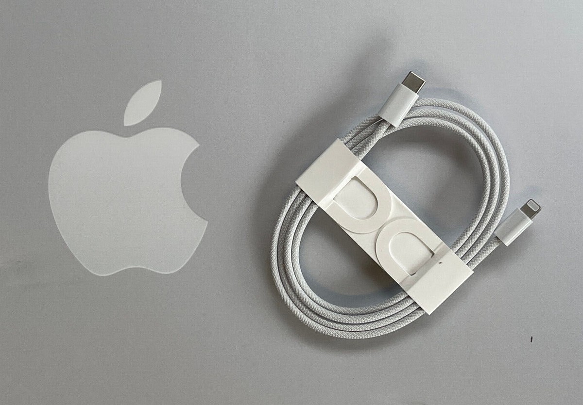 USB-C to Lightning アップル　純正　正規品 1m Apple USB-C to Lightning アップル 純正 正規品 1m 充電コード