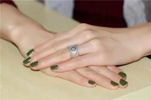 Anillo de boda redondo de 2 quilates simulado de zafiro azul mal de ojo chapado en oro blanco de 14 k Foto 3 de 4