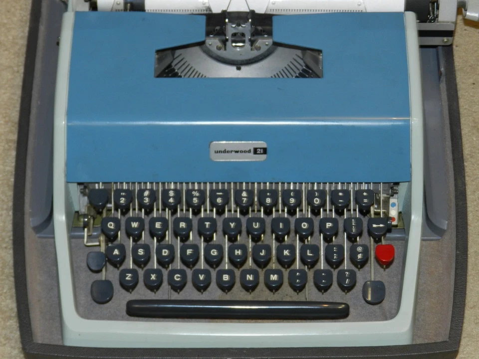 Olivetti Underwood 21 西班牙蓝色手动打字机带盒工作完好。 — 第 2/4 张图片