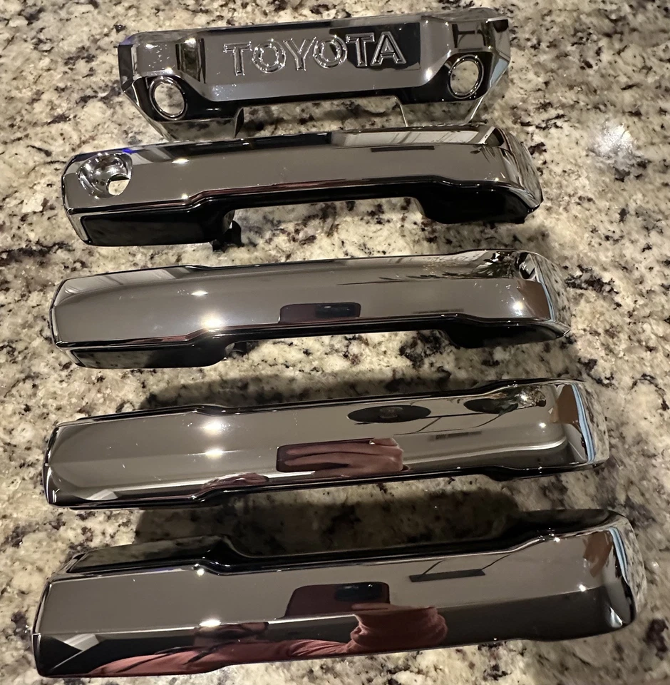 Juego de manijas de puerta cromadas Toyota Tundra 2022-2025 3ª generación OEM + cubierta de manija de puerta trasera Foto 2 de 2