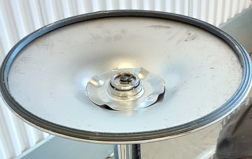 2 taburetes de bar de asiento de vinilo rojo base cromada giratoria elevación de gas sin respaldo Stingray Foto 3 de 4