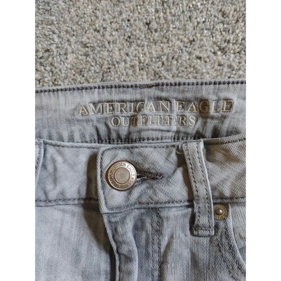 Pantalones cortos vaqueros American Eagle Super Stretch para mujer talla 4. Foto 2 de 4