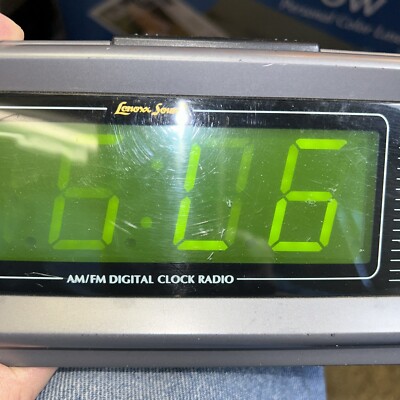 Lenoxx Sound Model CR-776 AM/FM Alarm Clock Radio Large LED Display Vintage