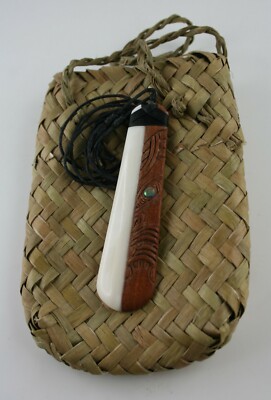 Maori Knochen und Holz Carving aus Neuseeland Toki mit Geschenktäschchen