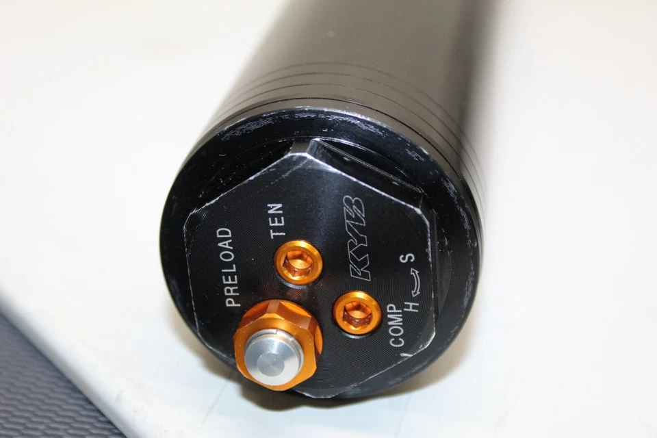 Yamaha YZF R1 2020 horquillas tubos de suspensión delantera stock negro recto Foto 3 de 4