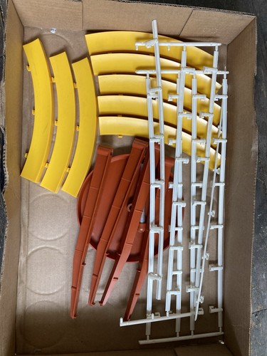 Aurora Model Motoring 60’s Spiral Roadway, Banked Aprons Guardrails Lot