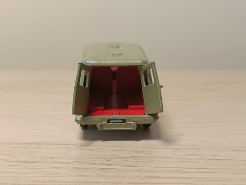 Corgi Toys 450 Mini Van *with Countryman grille* (no hyphen) - Picture 7 of 10
