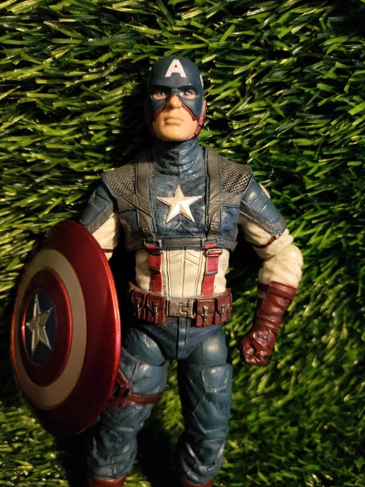 7-дюймовая экшн-фигурка Капитана Америка из Marvel Diamond Select Exclusive Legends со щитом - Изображение 2 из 4