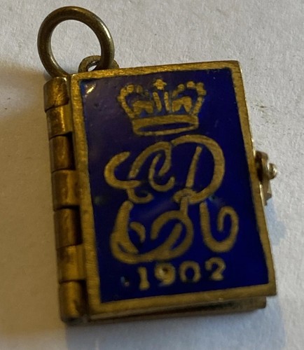 Dije de libro de fotos miniatura de metal dorado y esmalte coronación de Eduardo VII 1902.