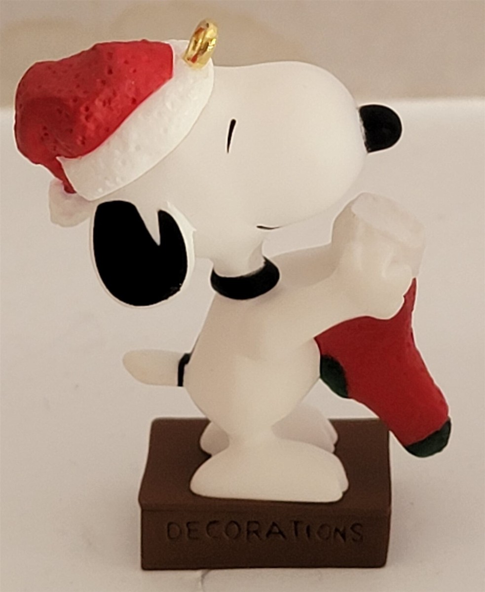 HALLMARK KEEPSAKE ORNAMENT PEANUTS FISHERMAN SNOOPY IN BOX 2012