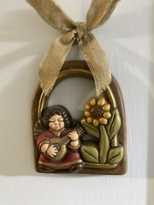 Formella Thun Angelo angioletto che suona con Girasole. 15 cm. Da appendere.