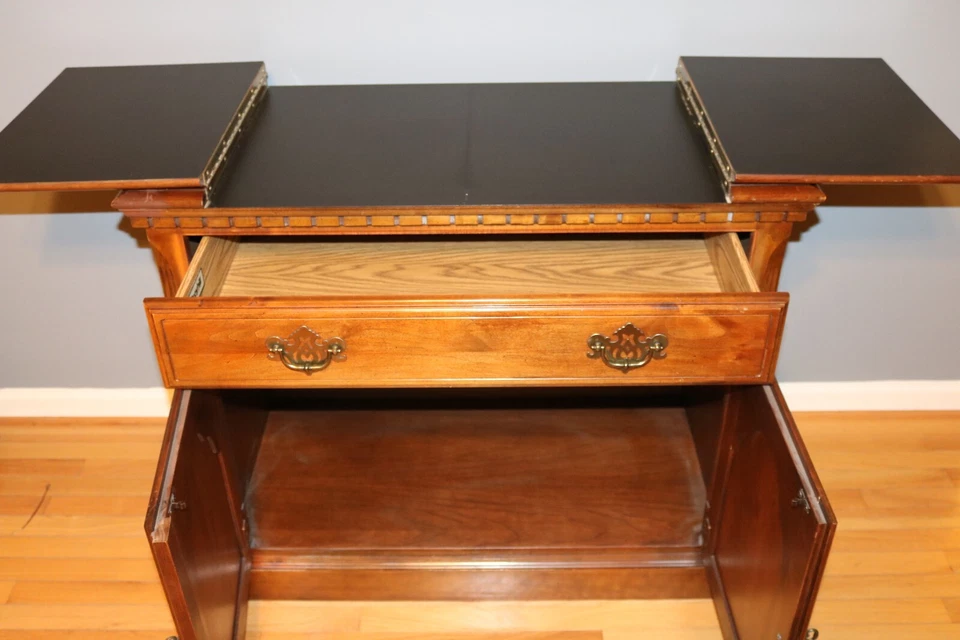 Servidor de muebles con almacenamiento. Parte superior de madera de caoba se abre a tres (3) surf seccional Foto 3 de 4