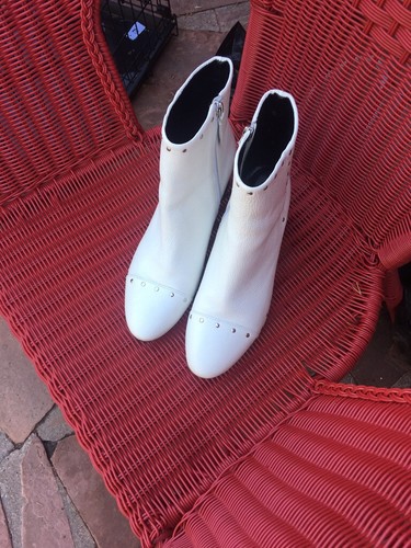 REBECCA MINKOFF BELLISSIMI STIVALETTI BIANCHI IN PELLE DI CIOTTOLI BORCHIATI CON ZIP MISURA 11M USATI IN OTTIME CONDIZIONI - Foto 3 di 9