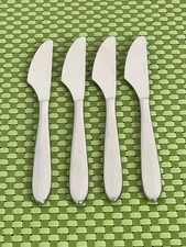 International LUCERNE Stainless 4 Dinner Knives Glossy Korea Flatware - 8 1/2"