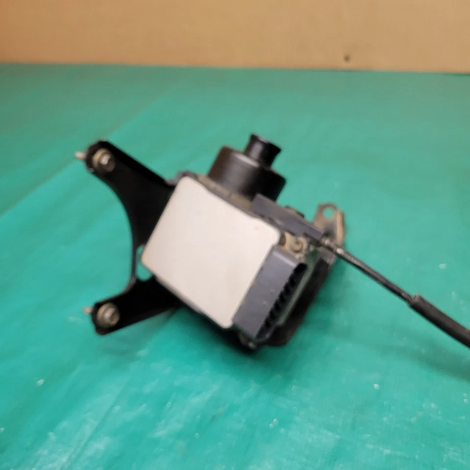 Módulo actuador de control de crucero Toyota 4Runner 1999-2000 OEM 88001-0W030 Foto 3 de 4