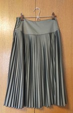 UNIQLO U Olive Green Polyester Pleated Skirt, Size W58 H85, Used