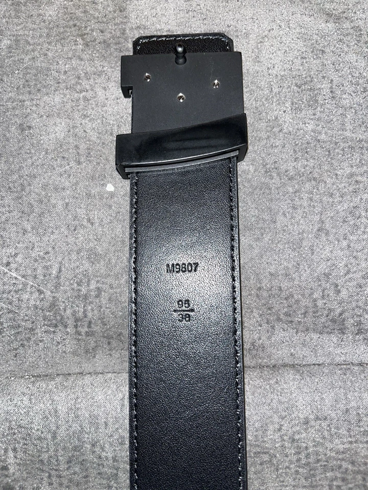 Cinturón Louis Vuitton LV negro mate talla 95/38 Foto 2 de 4