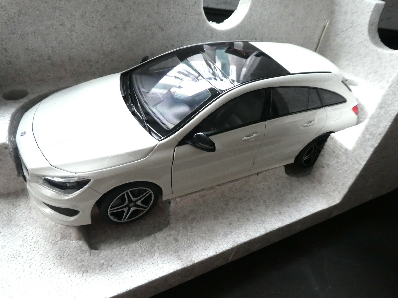 MERCEDES BENZ CLA Shooting Brake x117 1 18 zirrusblanc NOREV Nouveau neuf dans sa boîte MERCEDES BENZ CLA Shooting Brake x117 1 18 zirrusblanc NOREV Nouveau neuf dans sa boîte