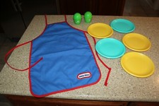 Little Tikes Apron 5 Plates Yellow Green Salt Pepper Shakers Fun with Food