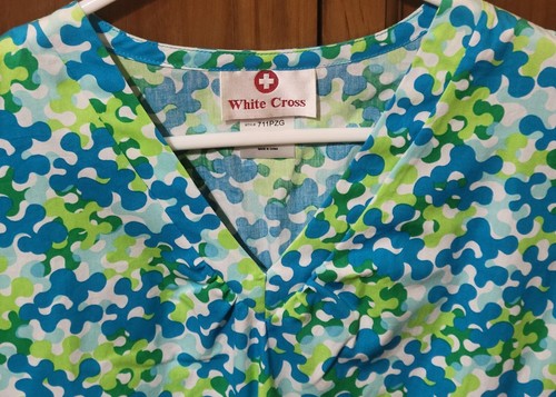 NWT - WHITE CROSS BRAND SCRUB TOP W/BLUE & LIME GREEN PUZZLE PRINT IN SZ - XS - Picture 2 of 5