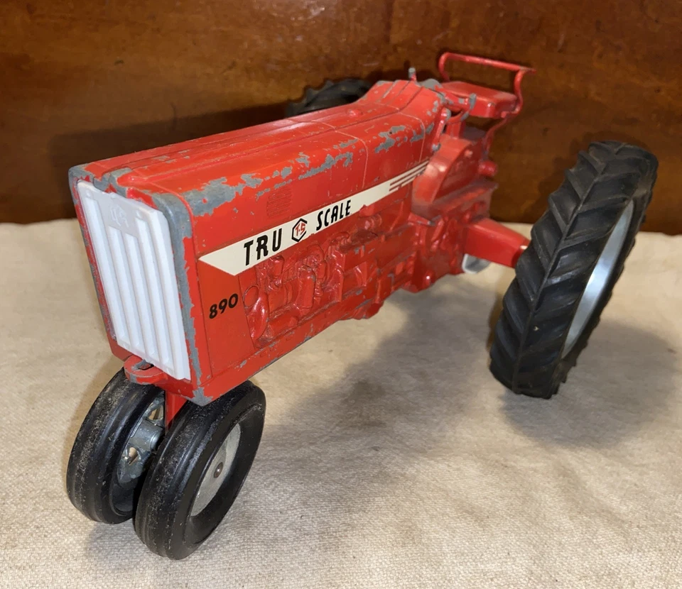 Vintage Red Diecast Metal 1:16 Tru Scale 890 Farm Tractor - Image 3 of 4