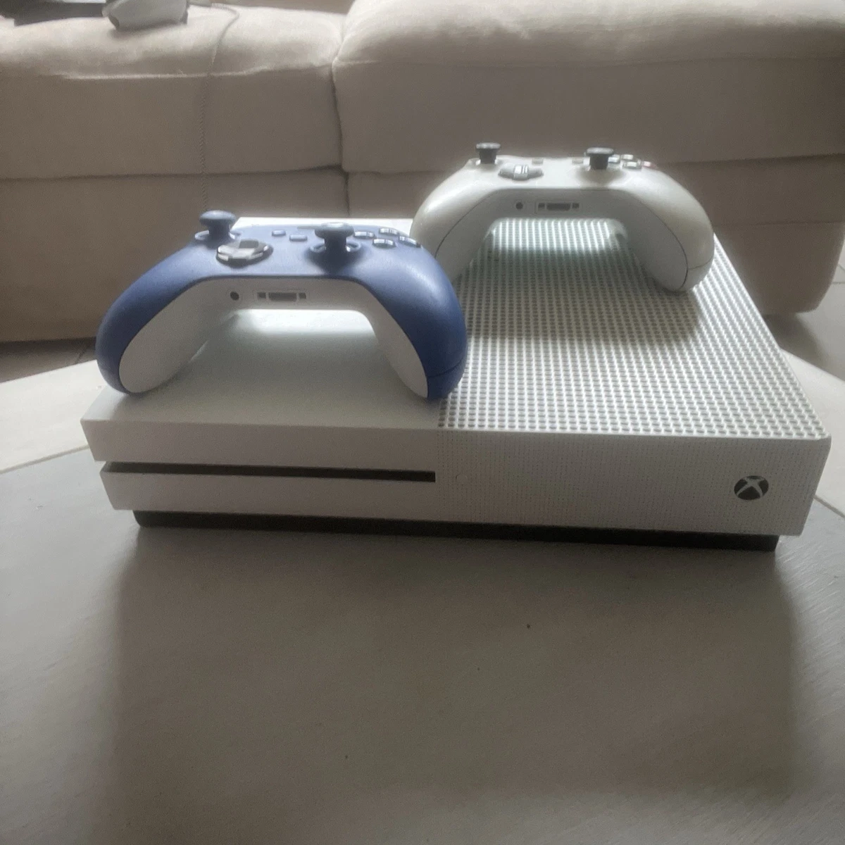 In rete le prime foto leaked di una Xbox One S viola a tema Fortnite