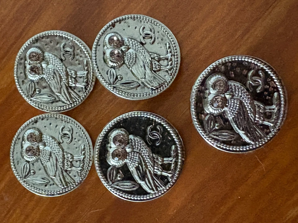 CHANEL Owl Buttons Pink crystal eyes – Set of 5, Light Gold Rare 22mm - Image 3 of 3