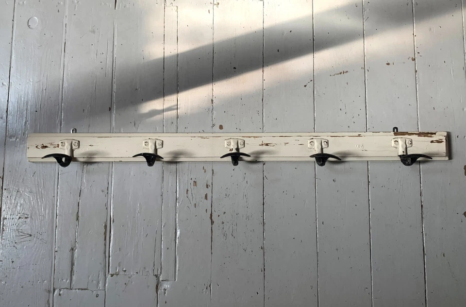 Vintage Wall Mounted Cream/Black Metal Coat Hooks x 5 on Wooden Painted Board - Image 4 of 4