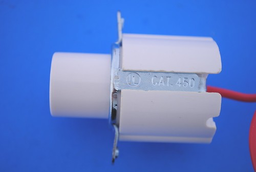 Leviton #450 SlimLine Single Pin Butt-On Type Fluorescent Lampholder 660W-1000V - Picture 3 of 5