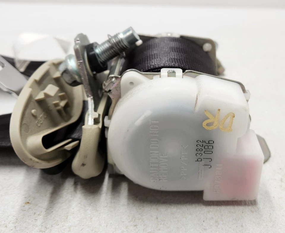 Conjunto de retrator de cinto de segurança traseiro esquerdo driver Infiniti Q60 2014 fabricante de equipamento original 88845JK67B - Imagem 3 de 4