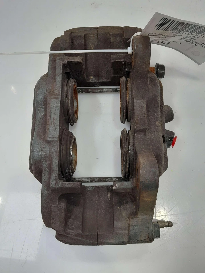 05-23 Conjunto de pinza de freno delantera Toyota Tacoma 4x4 lado del pasajero derecho OEM Foto 3 de 4