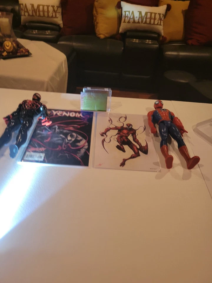Figura de acción Marvel Spider-Man con tarjeta holográfica Foto 3 de 4