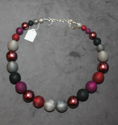 Adi-Modeschmuck ; Schwarz mit beerenfarbenen Perlen; klassische Kette 2198; neu