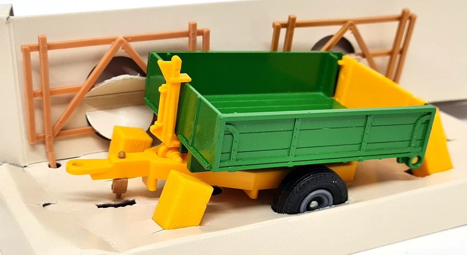 Britains 1/32 - Tipping Trailer With Bales etc 9565 For Model Farm Vehicles - Image 4 of 4