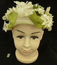 VINTAGE 1950-1960 PILL BOX HAT OPEN WEAVE WHITE FLOWERS GREEN LEAVES 6'' X 8''