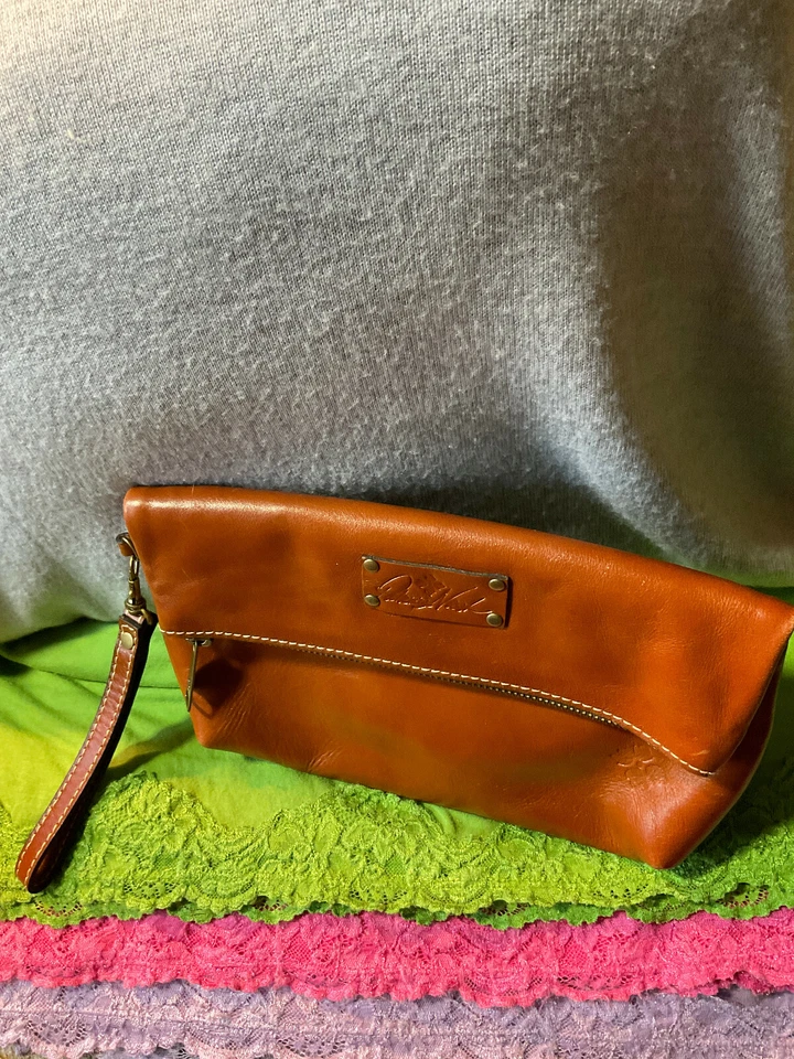 Muñequera sin asas magnética plegable con cremallera de cuero liso italiano tostado Patricia Nash  Foto 2 de 4