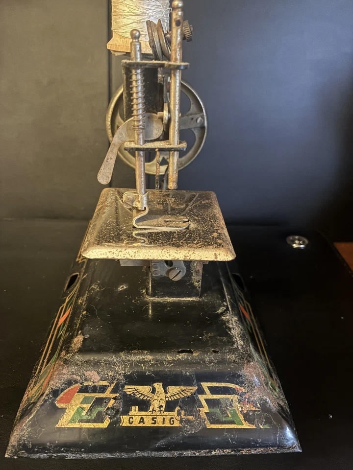 Винтажная игрушечная швейная машинка 1920–1930-х годов — жестяная рукоятка — дизайн в стиле ар-деко - Изображение 3 из 3