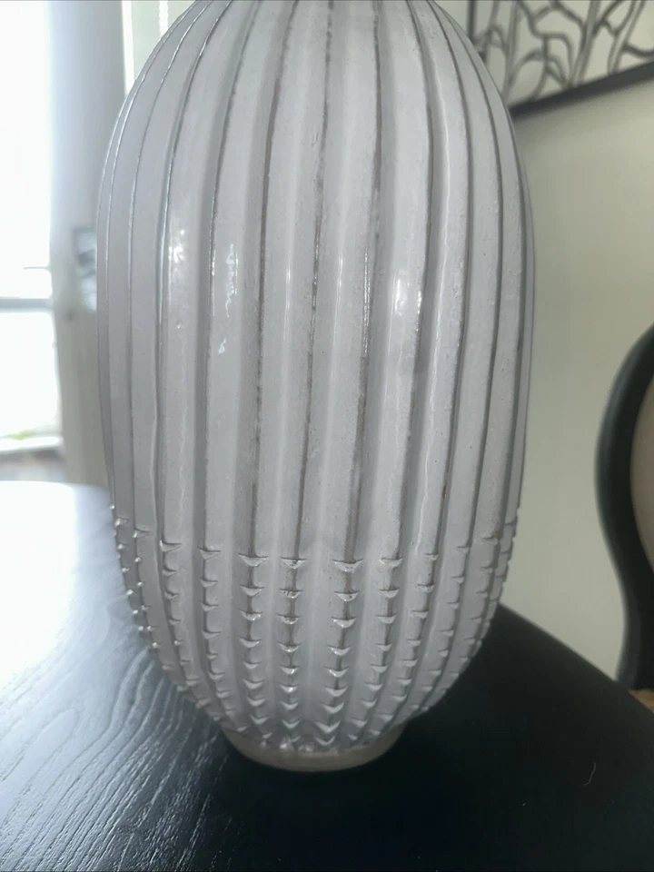 Precioso jarrón West Elm retirado blanco 14 pulgadas de alto resistente 14x8 decoración del hogar Foto 3 de 4