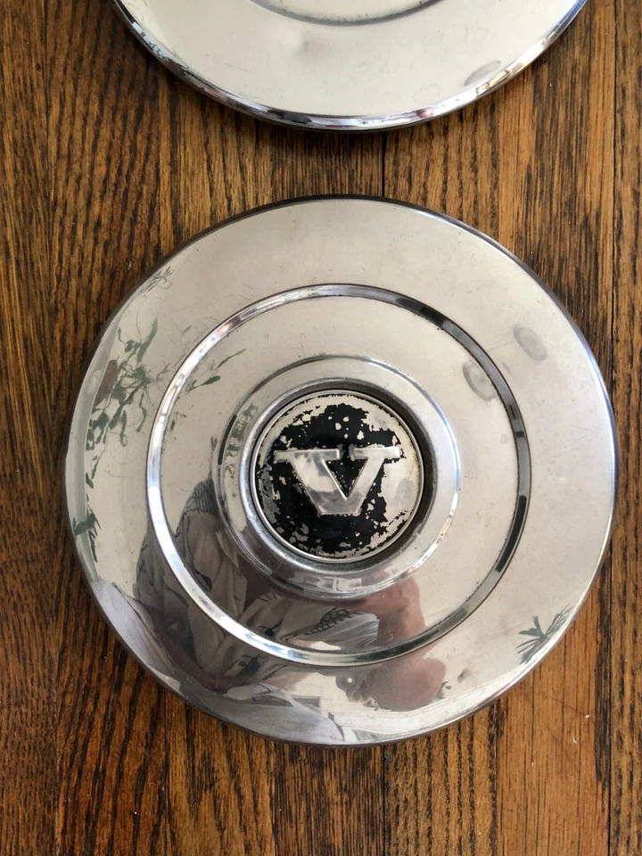 Cuatro tapas centrales originales Volvo 1980-85 240 DL "V" tapacubos cubiertas de rueda clips Foto 4 de 4