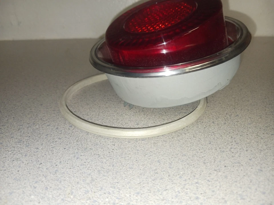 Conjunto de luz trasera roja OPEL GT 1900 OEM. Lente Hella nueva parte # 16 12 222 Foto 2 de 3