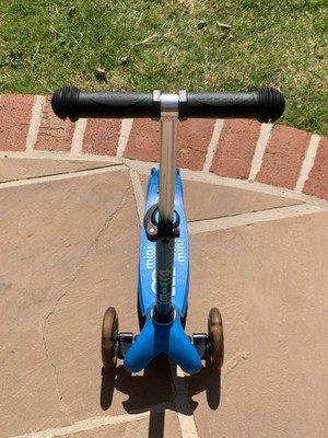 Micro Mini Deluxe Scooter Aqua Blau Blinkende LED Räder Neu Griff Griffe 