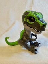 Fingerlings Untamed Tracker T-Rex Tiranosaurio Interactive Toy Dinosaur Green