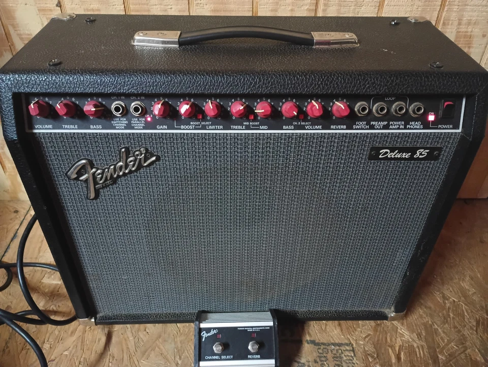 Fender Deluxe 85 Solid State Guitar Amplifier - USA - Fender Combo Amp - 12" - Image 2 of 4