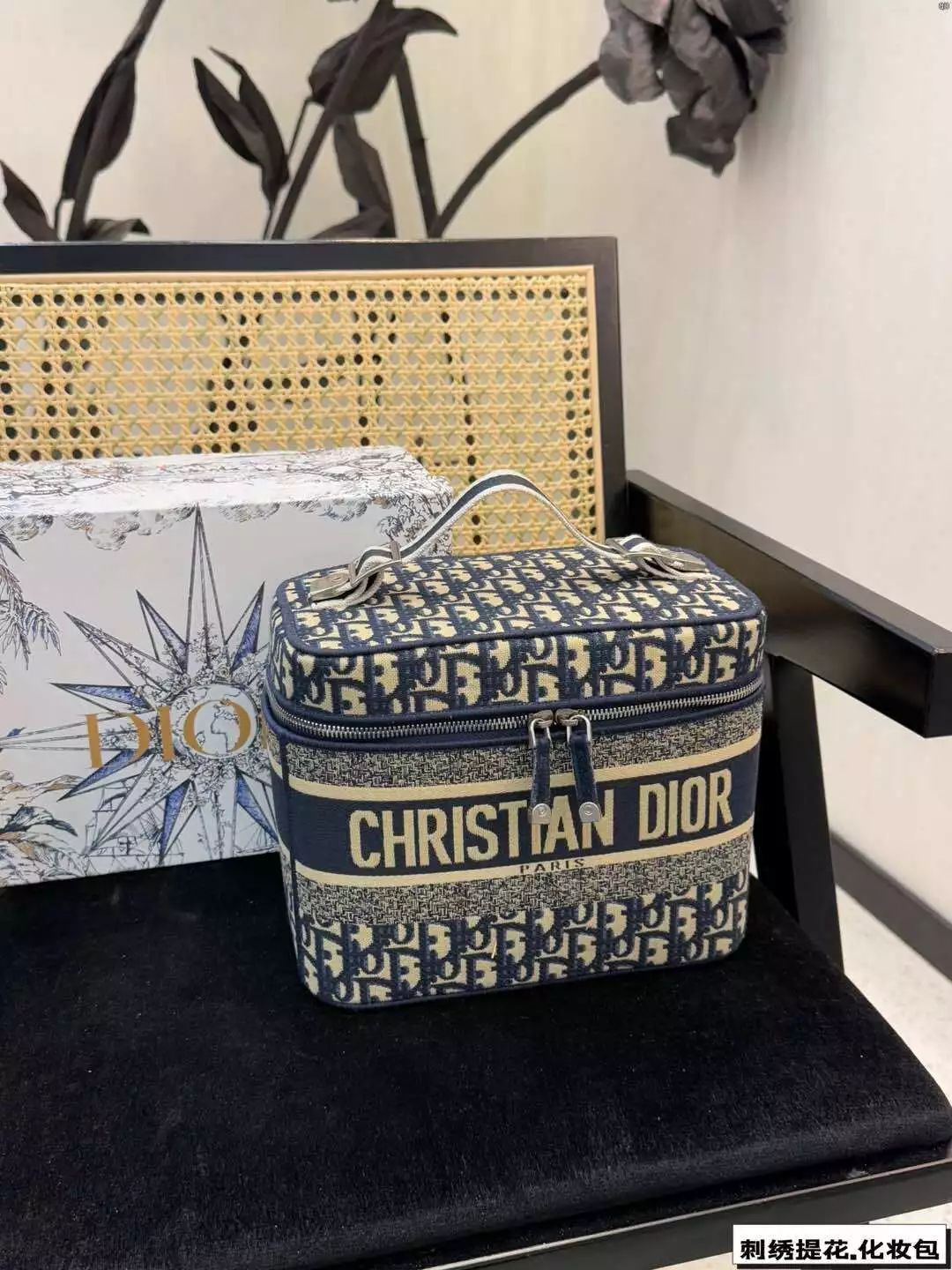 Sac à cosmétiques Dior classique brodé ancien en toile de fleurs